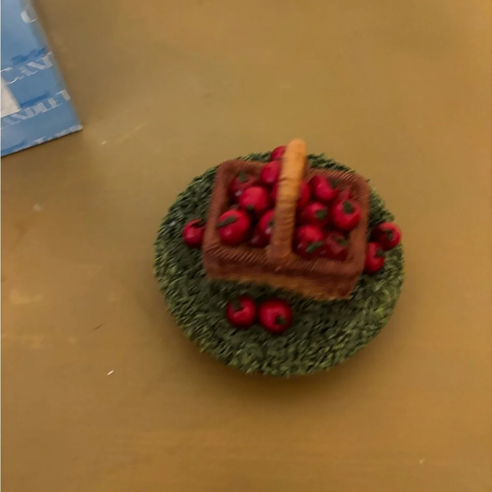 Our America Gift Apple Basket Topper - Red/Green